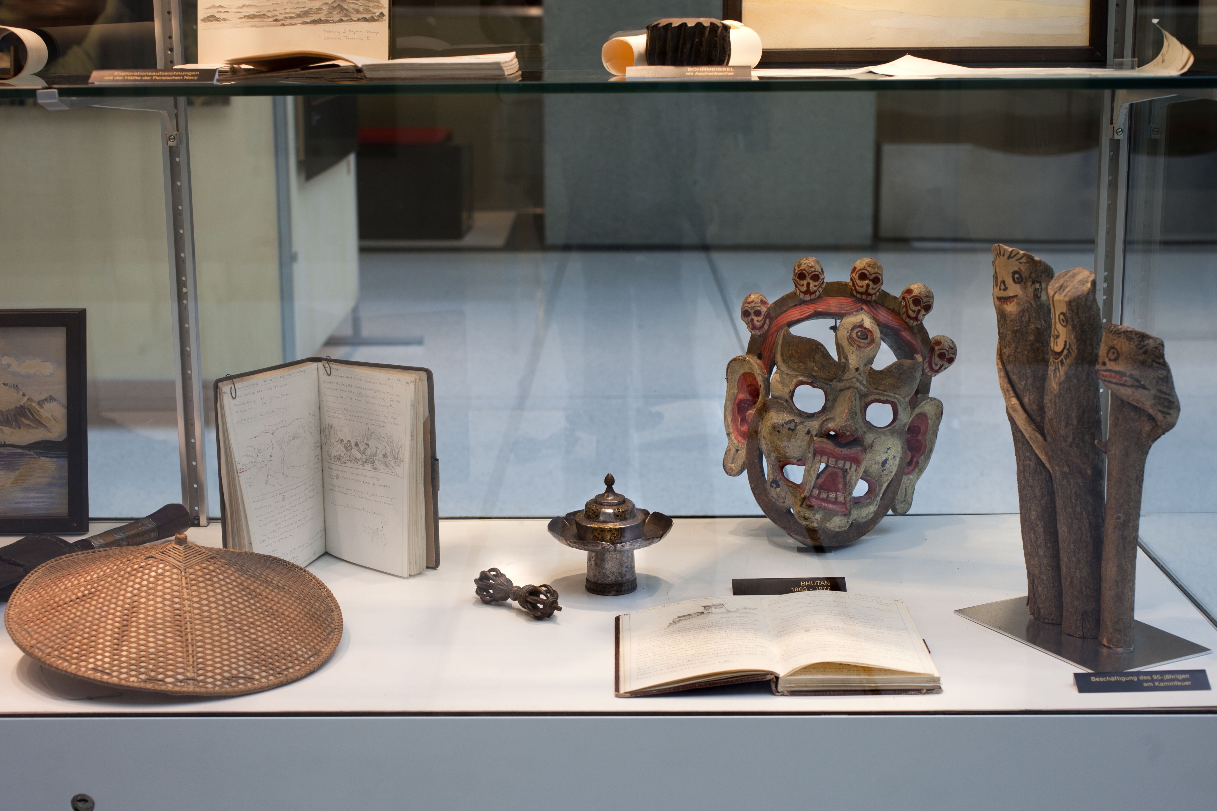 Historische und kulturelle Objekte in Vitrine