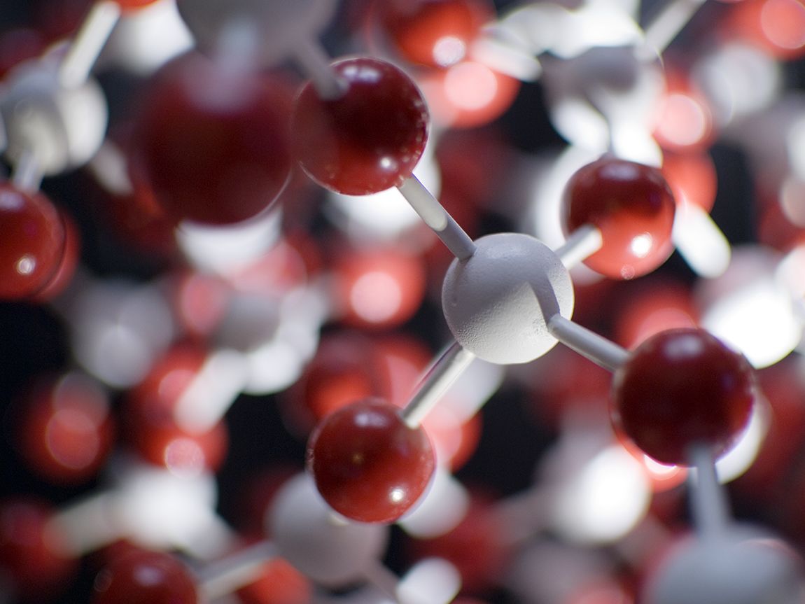 Moleküle im Kristallgitter stark vergrössert