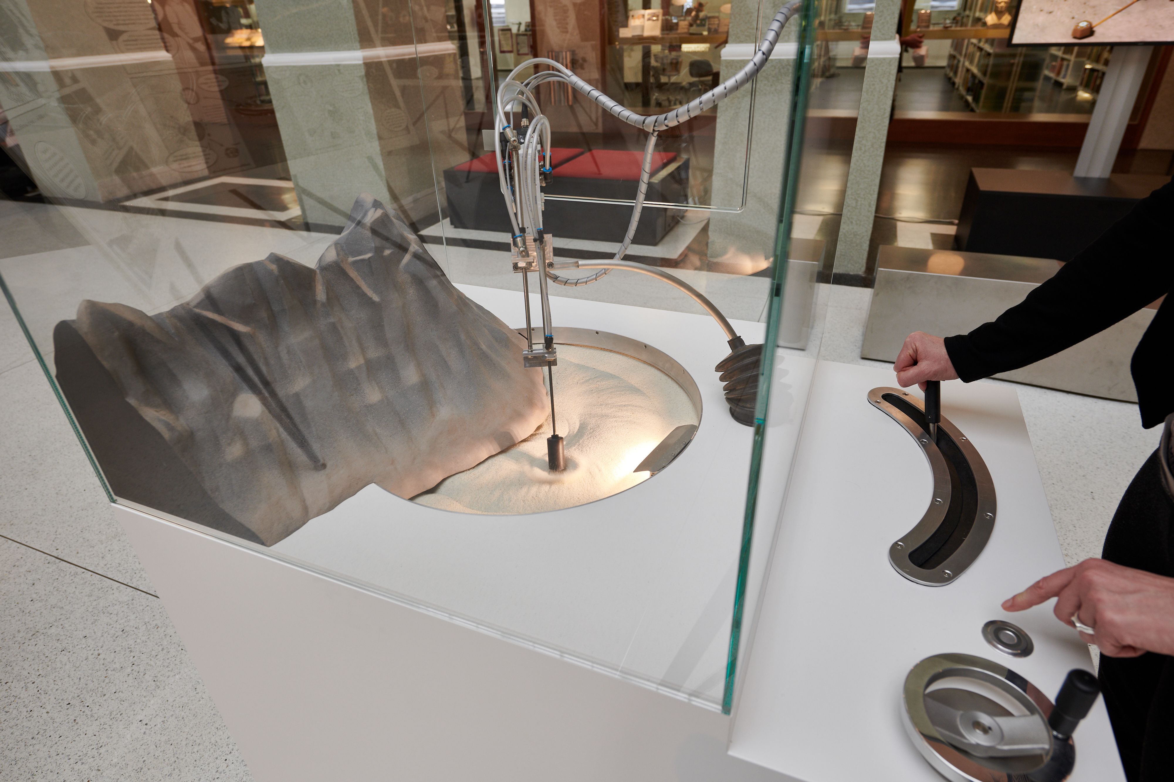 Besuchende am Crater Maker