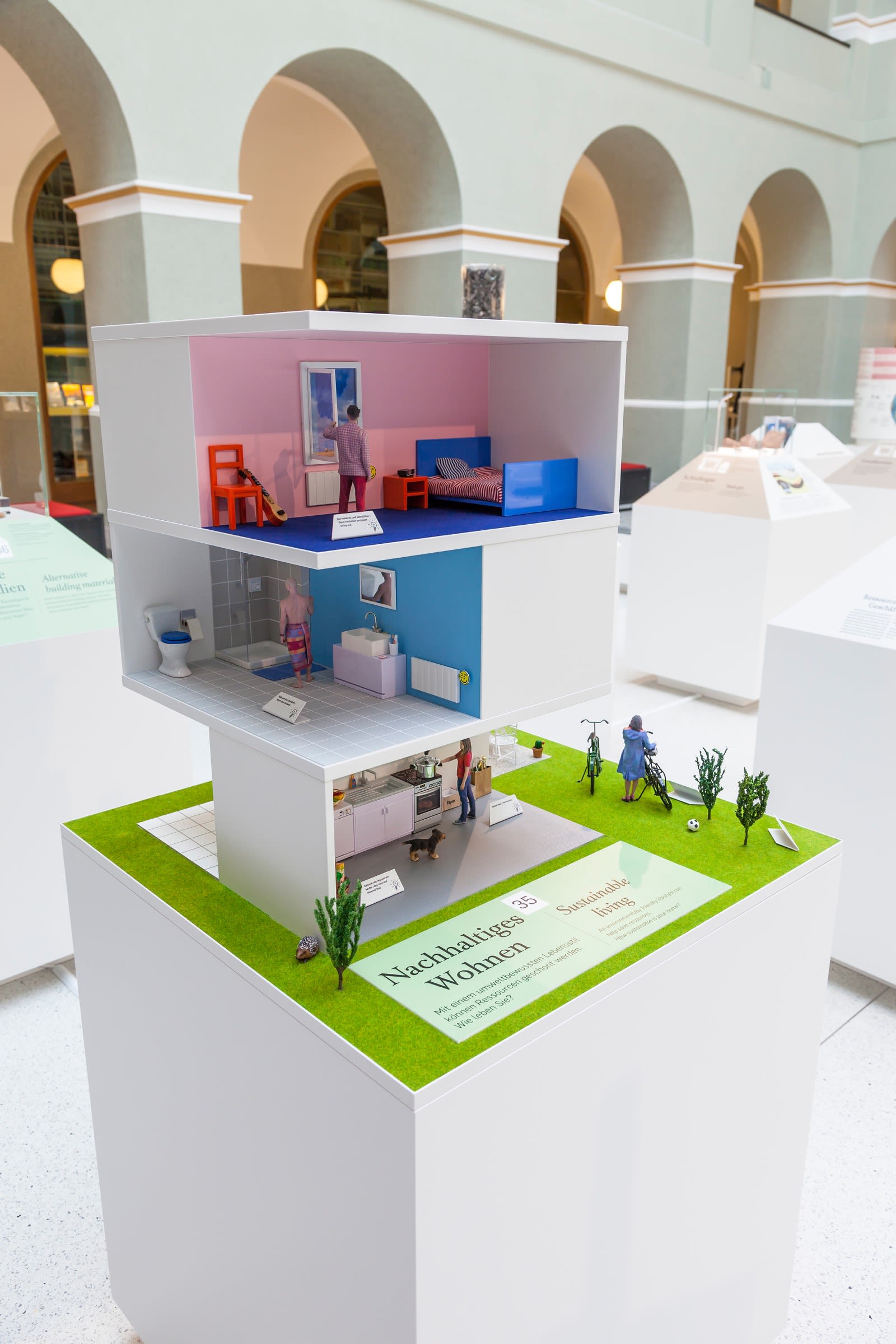 Ein offenes Puppenhaus zeigt, wie man nachhaltig wohnen kann.