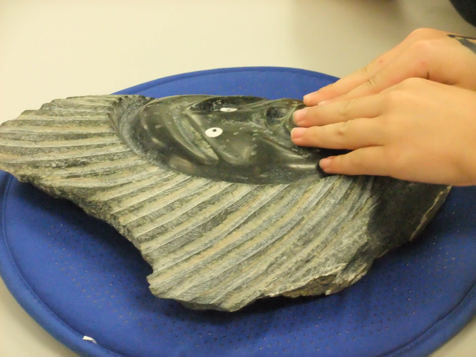 Besuchende ertastet Inuit-Kunst