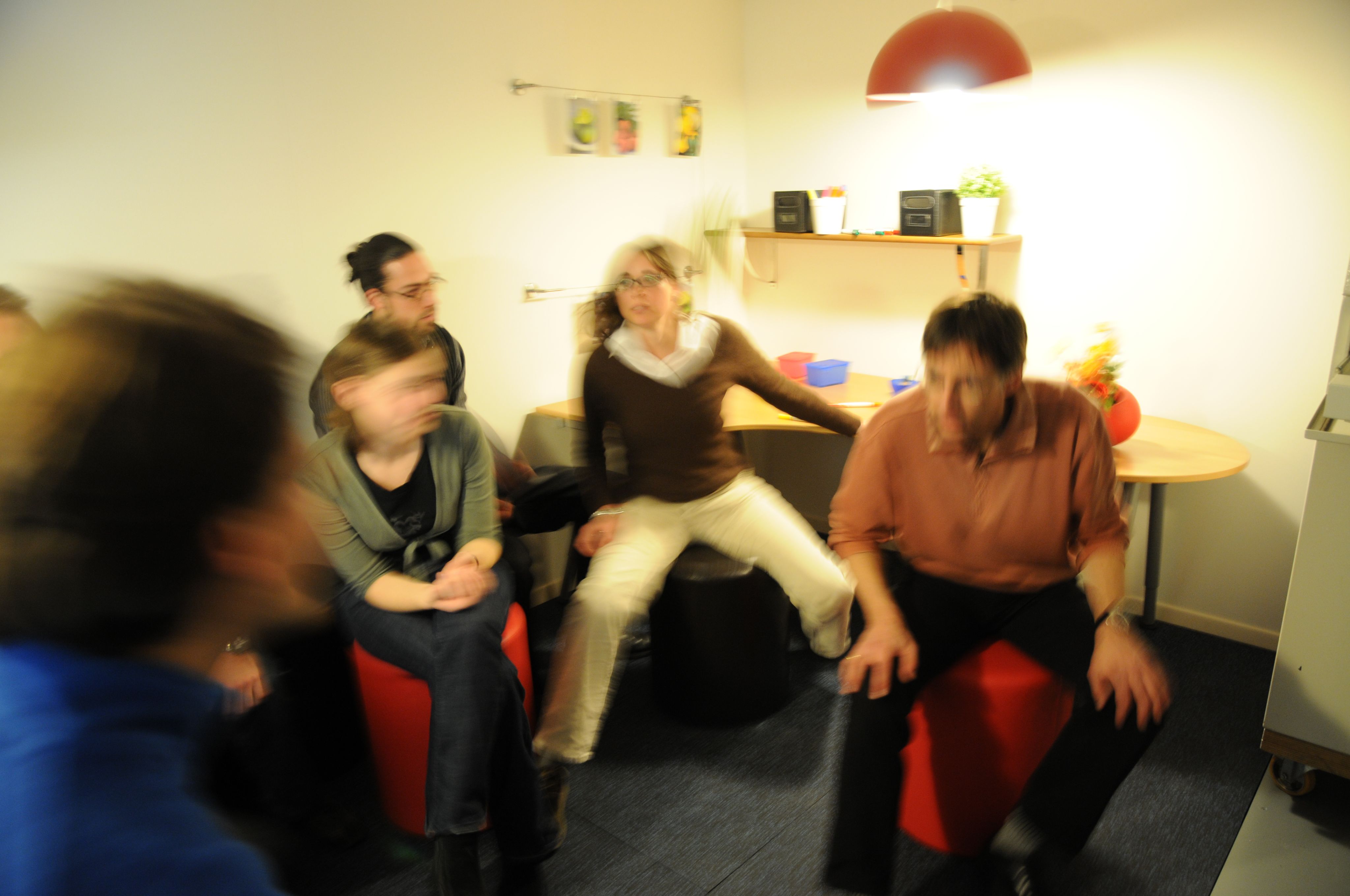 Besuchende erleben den Erdbebensimulator.