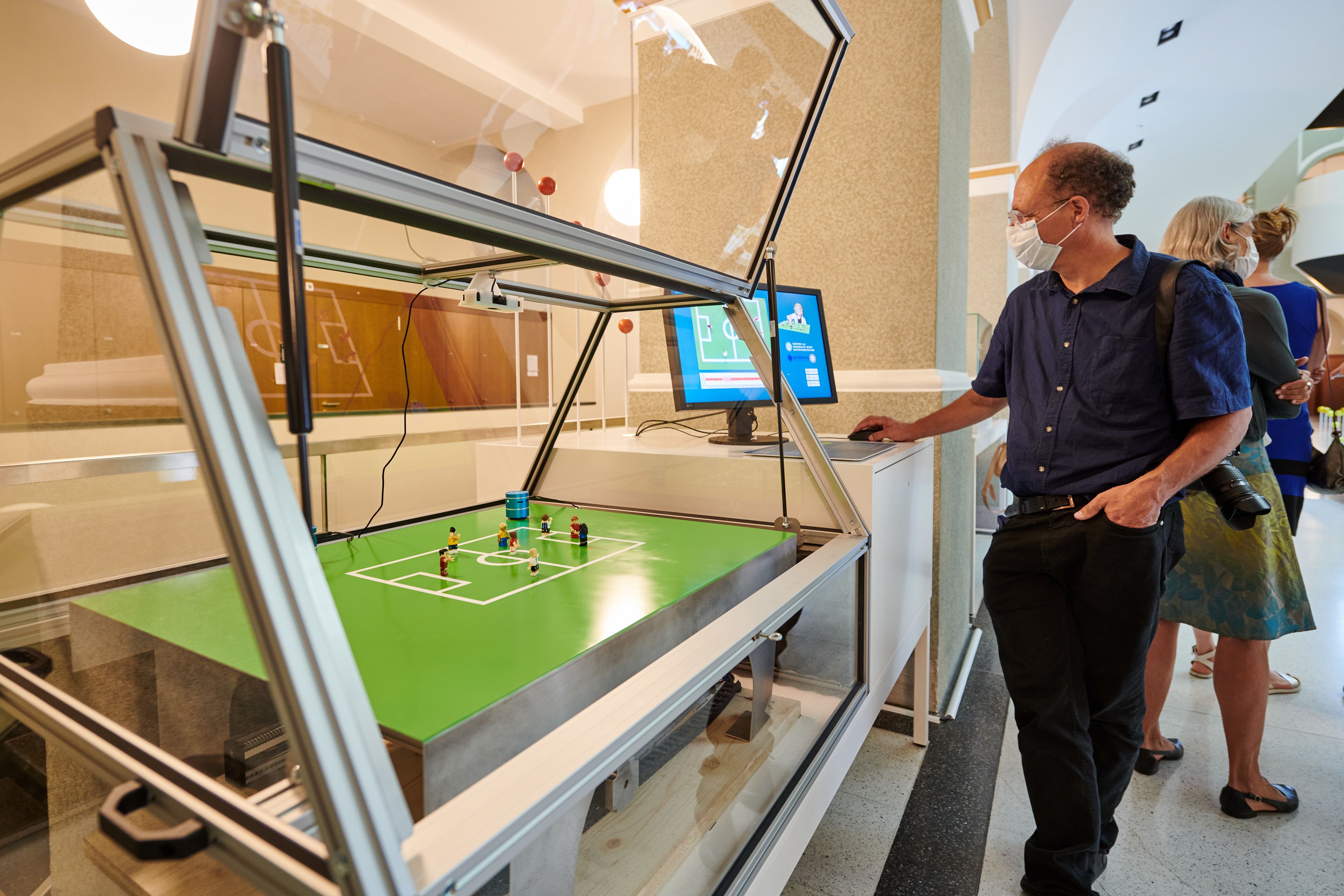 Besuchender am Lego-Fussball-Exponat
