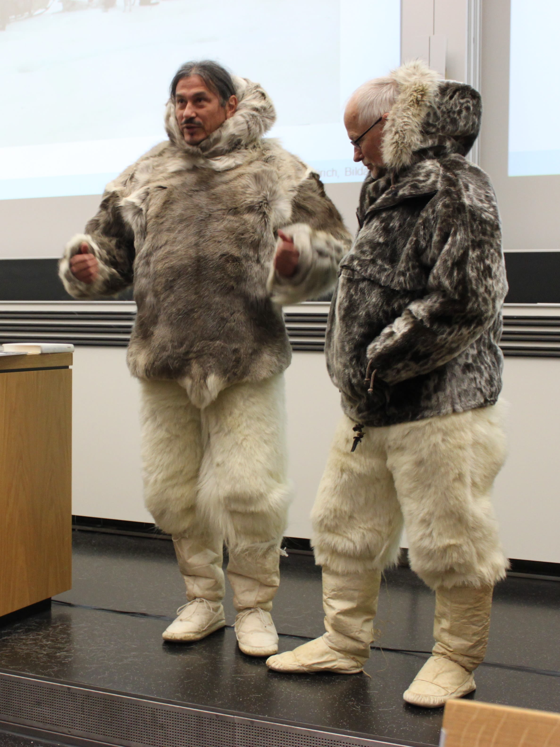 Grönländer in Seehund-Kleider