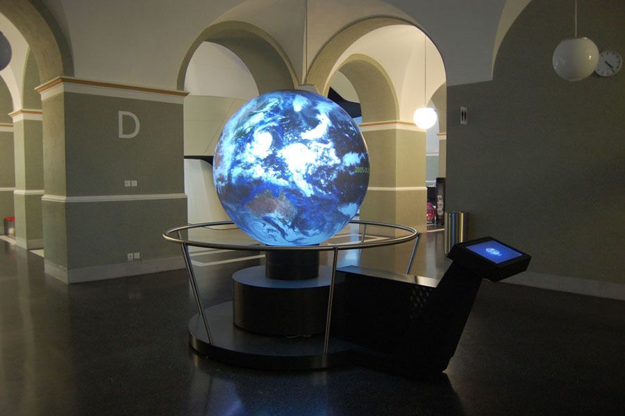 Leuchtender Projektionsglobus zeigt wie die Erde aus dem All aussieht.