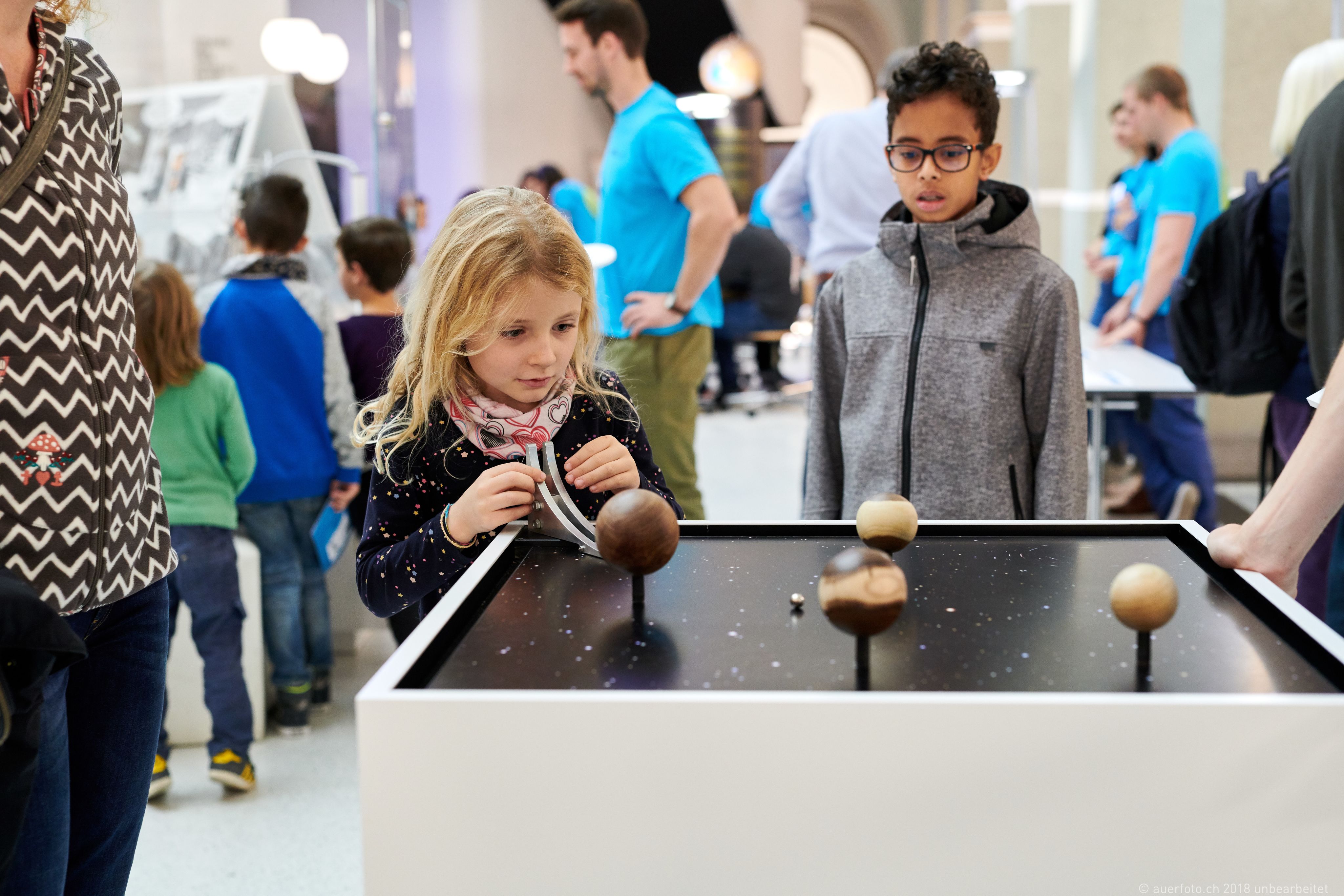 Kinder am Swingby-Experiment