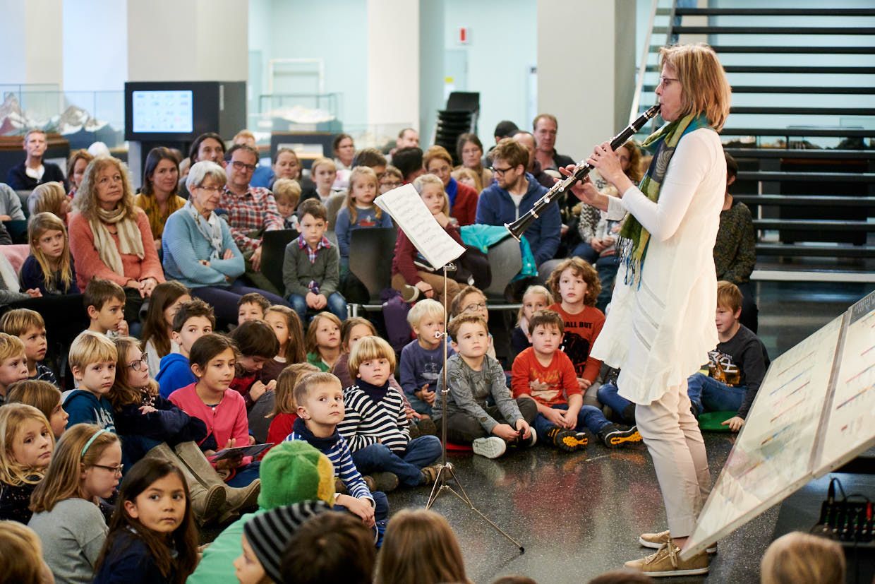 Klarinettenspielerin mit Zuschauern