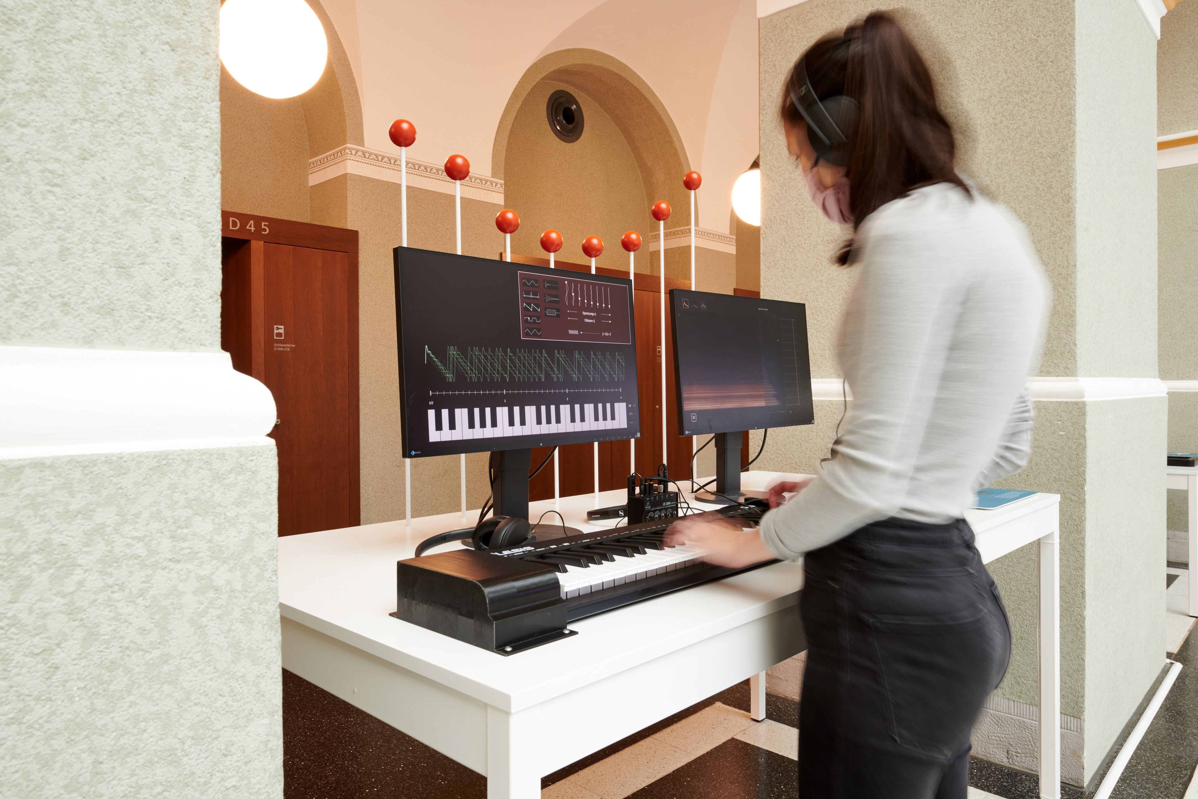 Besuchende am Wellen-Piano