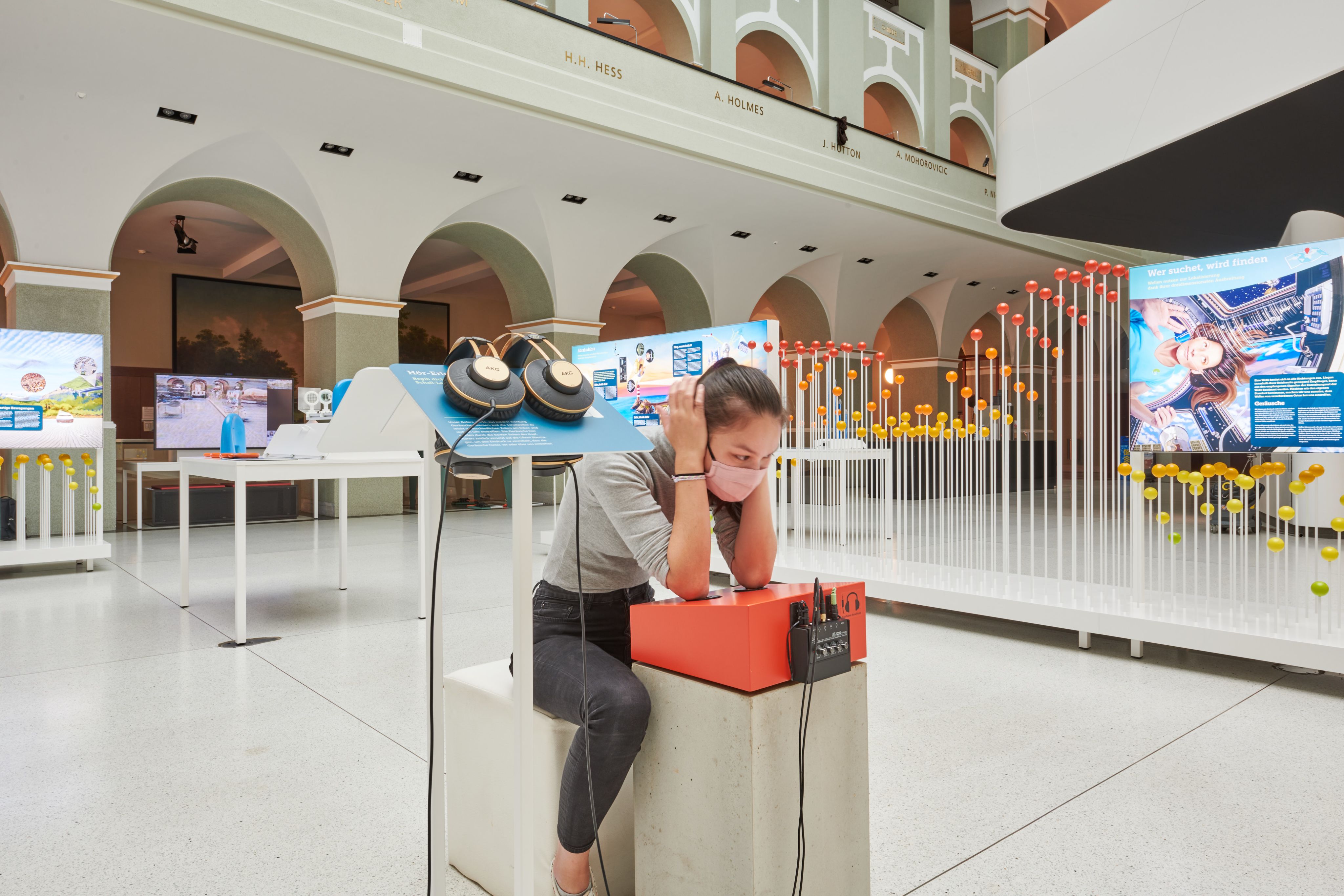 Besuchende am Knochenschall-Experiment